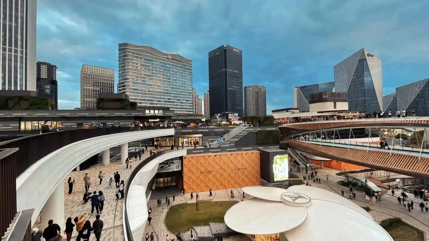 前滩太古里,希望上海此次疫情早日平息.2021年11月拍摄的 - 抖音