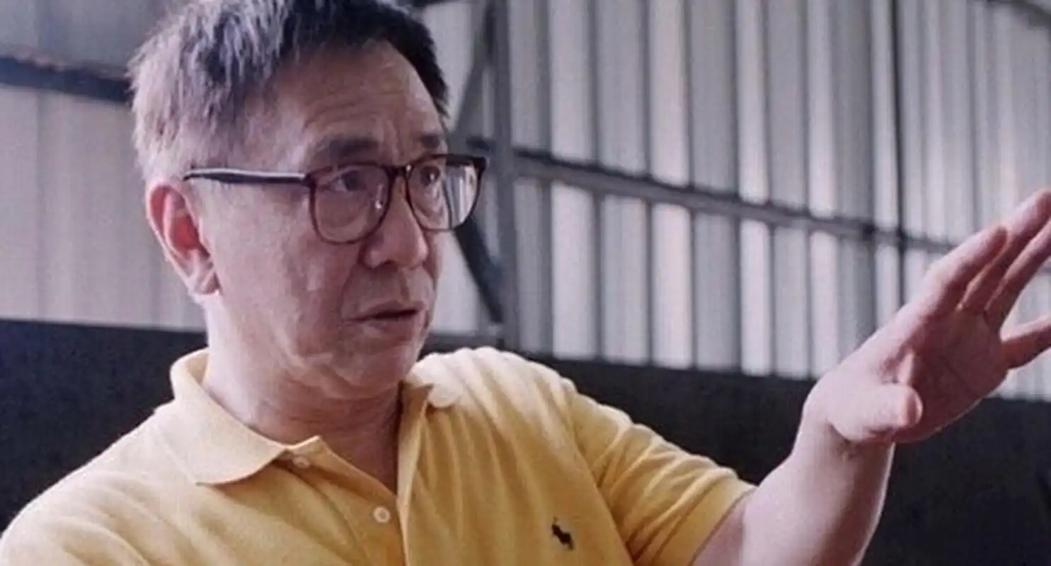 黄霑醉酒后在成龙身上小便,洪金宝紧抱成龙:这小子醉了,自己人