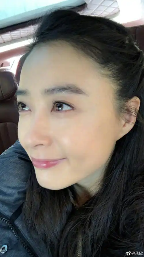 蒋欣直白示爱顾曼桢 对镜自拍心情明媚笑意盎然