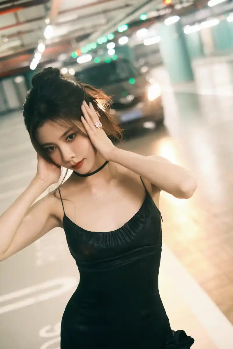 宋妍霏黑色吊带连衣裙大长腿性感写真