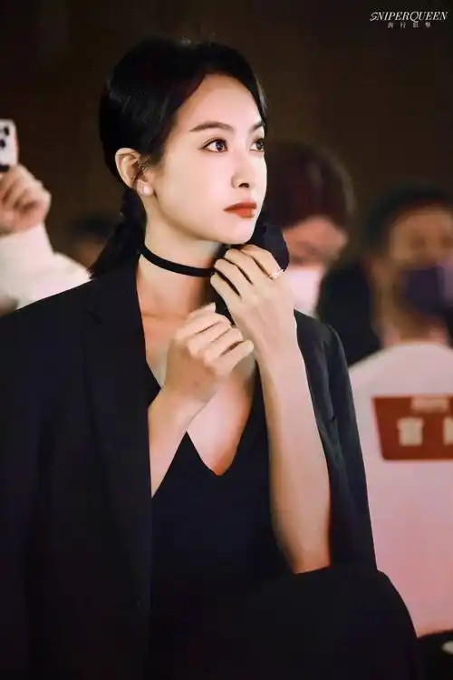 宋茜穿高领黑色旗袍,中国女人长相就是大气_感觉_骨架_仪态