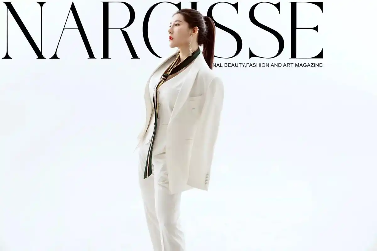 散打王星女郎刘太阳,一身白色西装太帅了