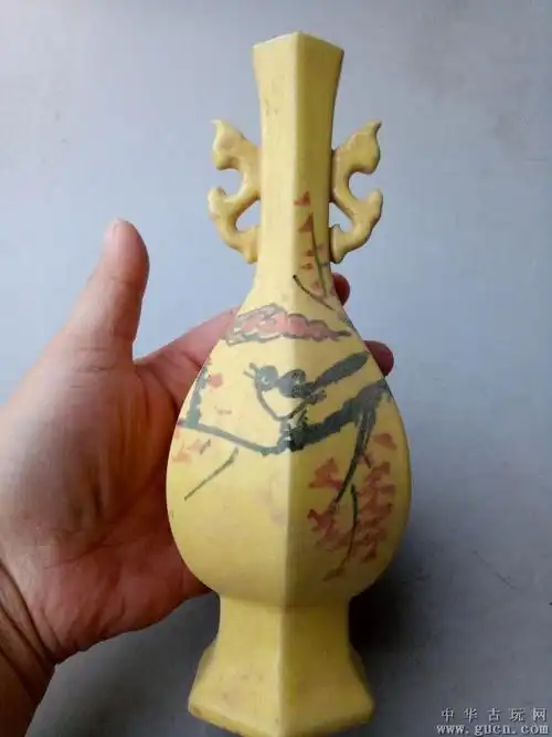 宋代柴窑黄釉双耳花鸟六棱老瓷瓶