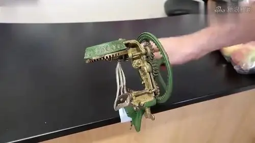 老外用螺丝自制迷你火炮,网友:牛人发明!