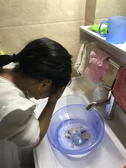 锦绣园区中四班肖紫千惜水,爱水,节水从我做起!