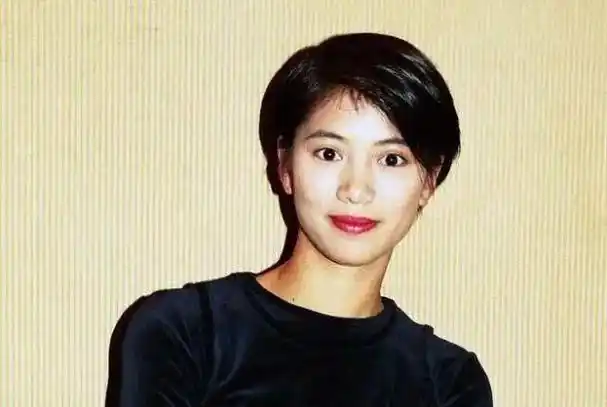 颜值高不一定驾驭得了短发,论好头好脸,我只服这12位港风女神