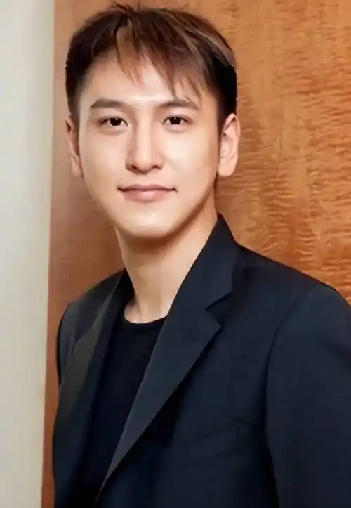 "汤臣少主"汤珈铖:,18岁做霸总身家百亿,39未婚成父母心病