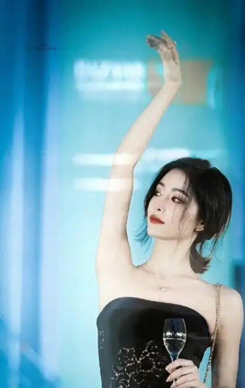 许佳琪太冷艳了一袭抹胸黑色礼裙看起来时尚优雅不失青春