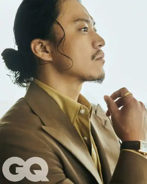 39岁小栗旬拍杂志写真 卷发胡须逐渐"赵本山"化