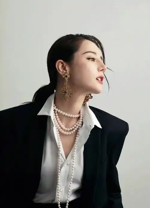 迪丽热巴黑西装戴墨镜超酷飒红唇吸睛女王范十足