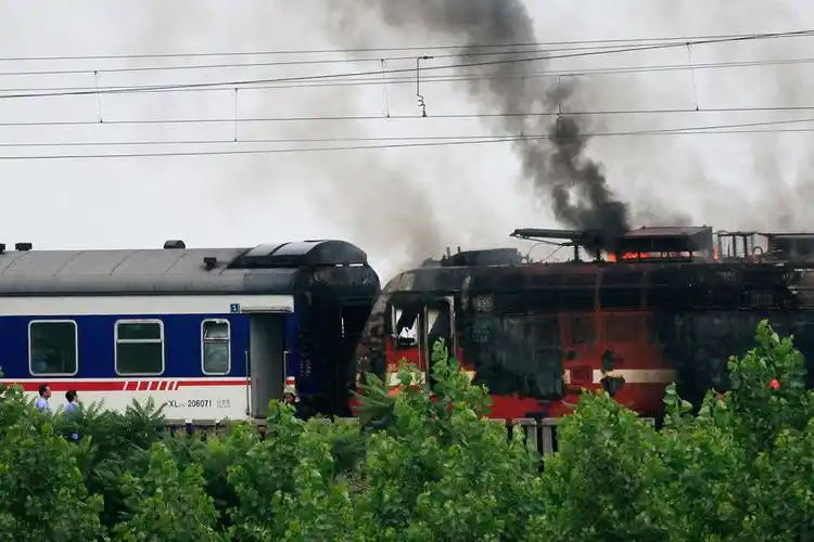 > 火车头起火了.