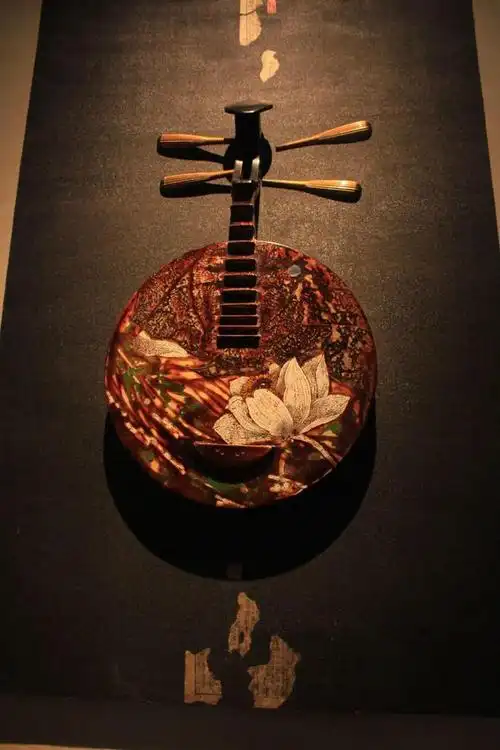 明清园这个是个非常不知名的博物馆,号称是中国木雕艺术博物院.