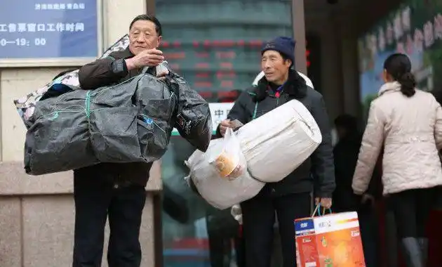 春运民工返乡,背着大包小包,却没一件像样的行李箱