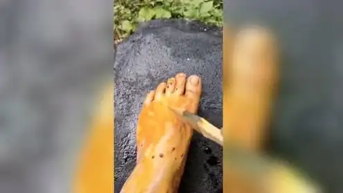 石板烤猪蹄,竟然还能烤人脚,他没有痛觉吗