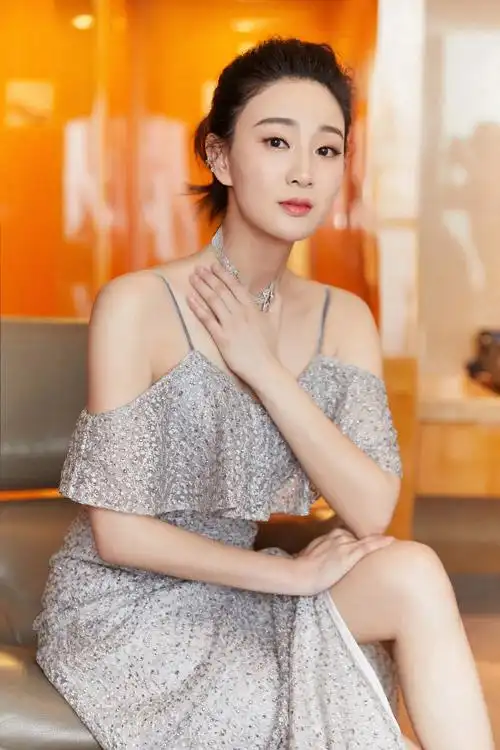 侯梦莎出席品质盛典时尚优雅尽显别样韵味