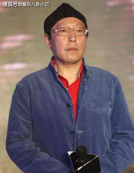47岁演"奴才"成名,低调娶倪萍妹妹恩爱30年,如今60岁大红大紫_倪炜