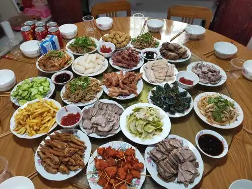 再来看看我们的年夜饭, 美味菜肴丰盛吧