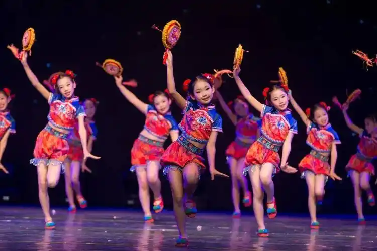 街道市民驿站第二分站为5-7岁的小朋友们提供了一次可以亲身体验舞蹈