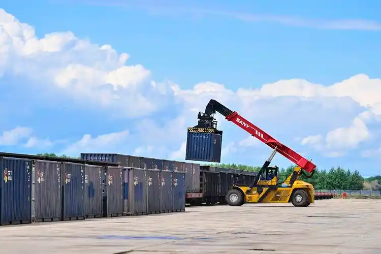 铁路累计100天日装车破万 前5月发送货物突破8800万吨_货运_企业_运输