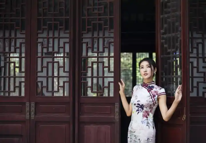 旗袍油纸伞 东方优美的诗篇