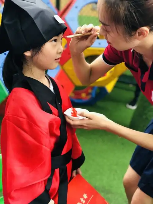 我们的老师为学子额头点朱砂.