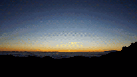 日出的那一刻世界神圣得好似婚礼开场时挽着爸爸走向你