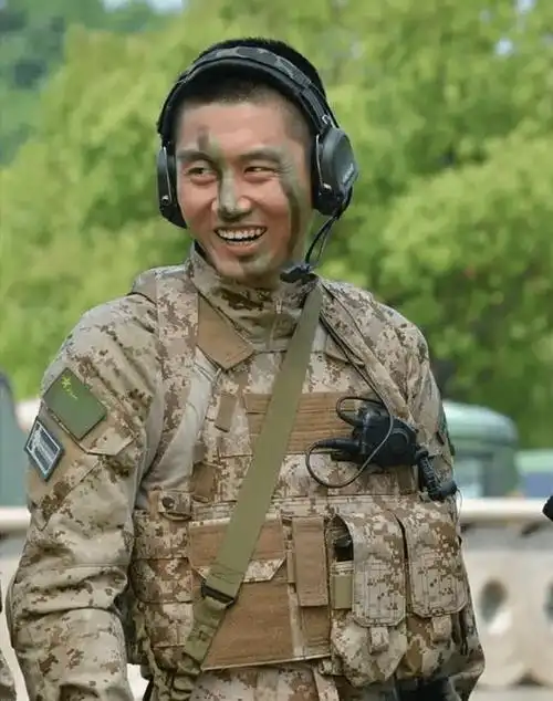 何达:23岁出道,28岁走红,娶圈外妻子生一子,一家三口其乐融融_特种兵