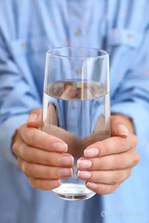 女人拿着一杯水特写提神饮料