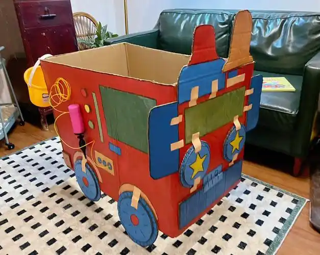 diy手工瓦楞纸箱消防车还原绘本里的画面