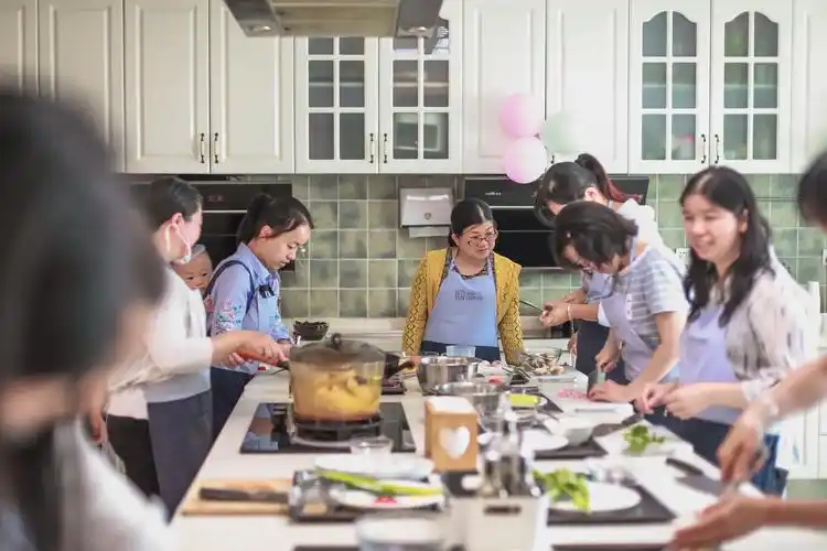 "妈妈的味道"一一新田社区关爱贫困,单亲妈妈趣味亲子烹饪活动