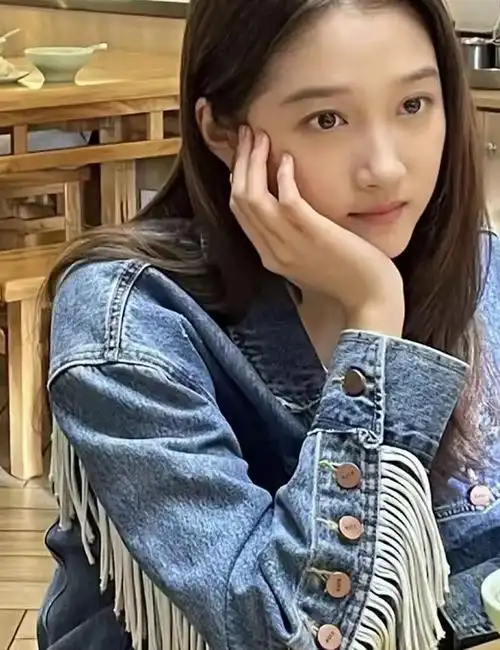 在网友们拍摄的近距离照片中,关晓彤的颜值实在了得,皮肤白净细嫩,一