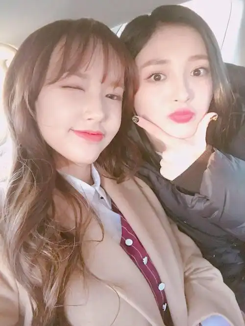 程潇和周洁琼的合照 都挺好看的 对比起来觉得程潇.