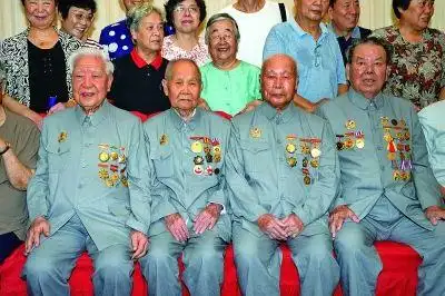 受阅的东江纵队老兵代表再聚首.左起:卢毅,黄伟,杨智明,谭尧.