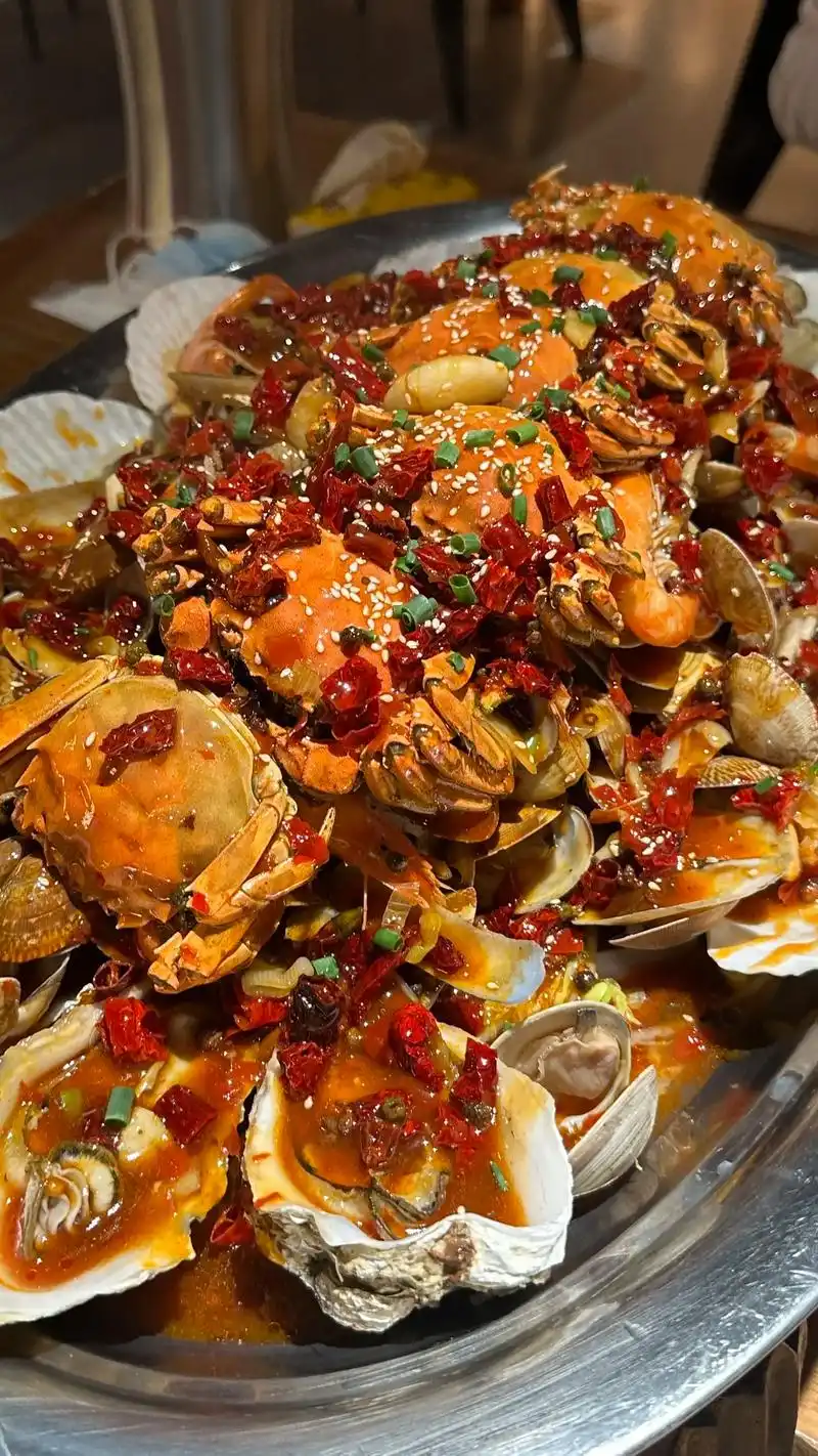 这么大一盘海鲜拼盘 也太香了吧.申记烧烤 你可以的了 扇贝好 - 抖音