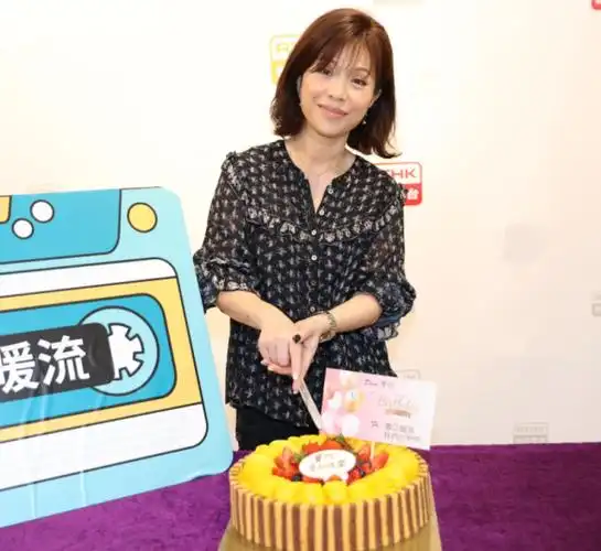 曝光的近照中,罕见露面的黄宝欣穿着黑色花纹上衣出镜,一头染过的中