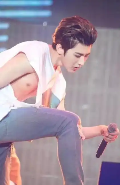 另外一位就是我们的小鲜肉蔡徐坤了,作为今年大火的他,也是凭借自己的