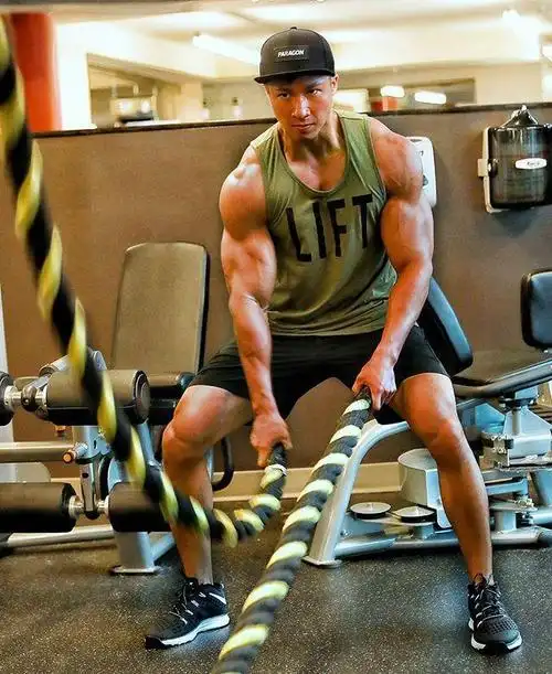 华裔小伙健身4年成肌肉男,体脂率5%,和芬兰女友的爱情令人羡慕