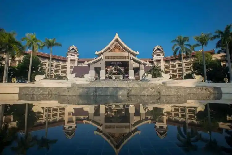 到浓浓的异域风情,酒店造型设计采用傣式建筑形式结合现代构造手法,以