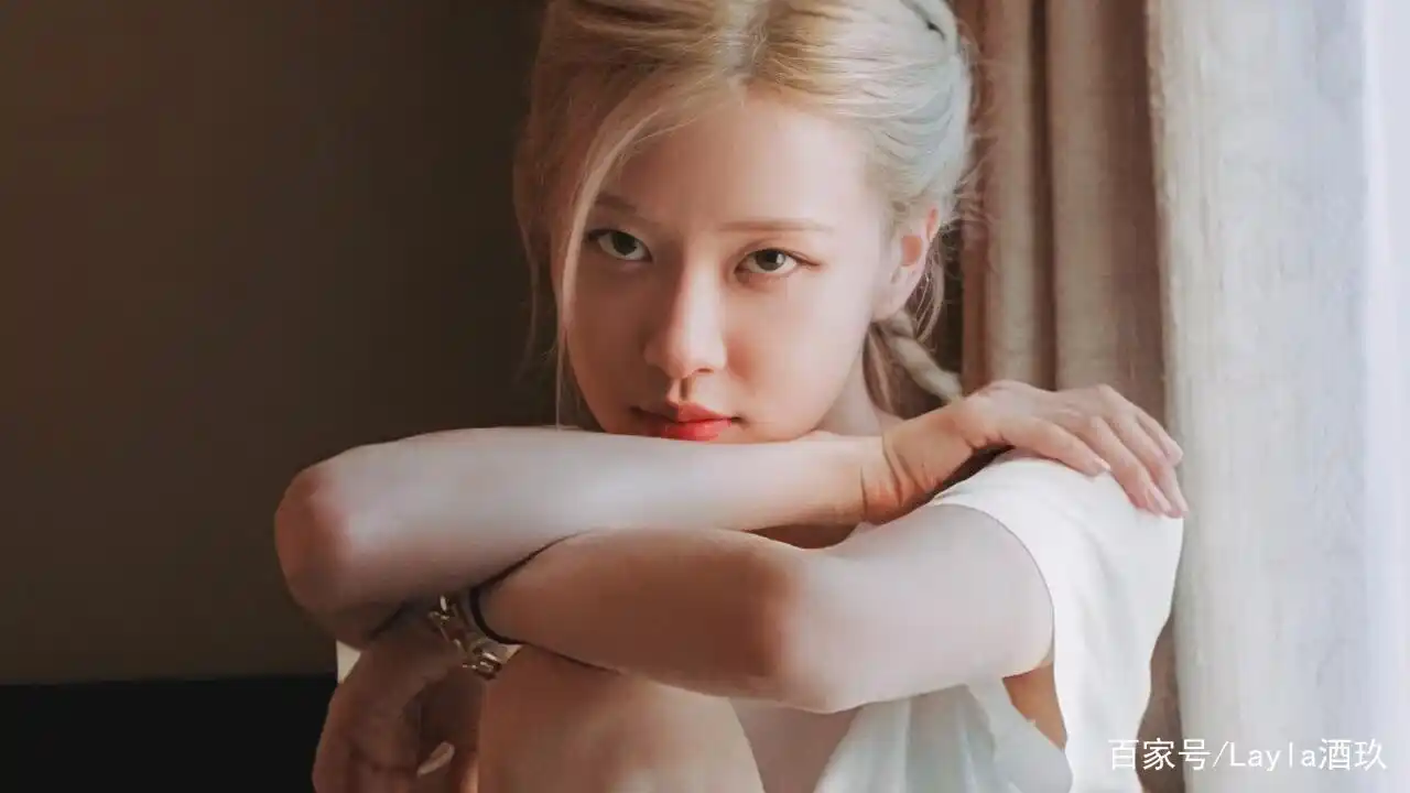 rose朴彩英,眼睛不大鼻梁不高的她,凭什么成为爱豆顶流?