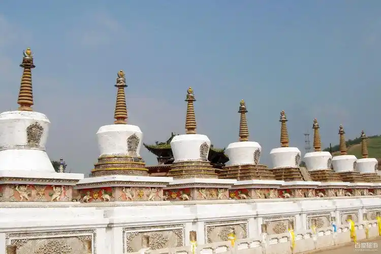 是覆钵式佛塔,为纪念佛祖释迦牟尼一生中的八大业绩而建