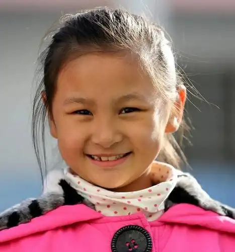 感恩有你:笑脸阳光下绽放 .