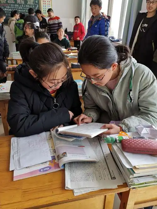 课堂上,课间里,同学们互相帮助,共同进步.