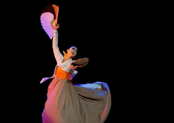 朝鲜族女子独舞《扇骨》