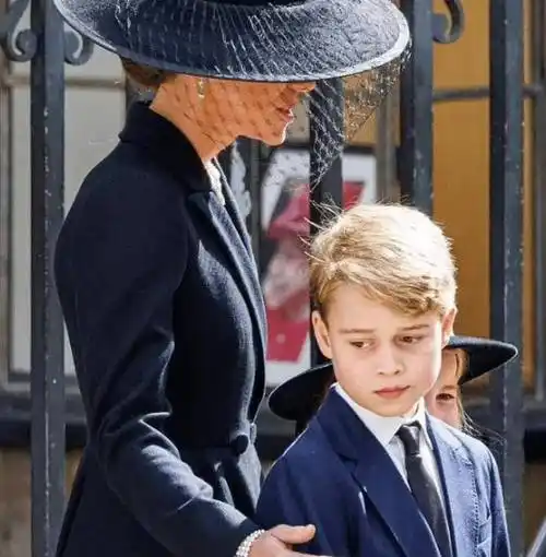 10岁乔治王子和父亲威廉一起看球,满面愁容,是凯特病后首次露面