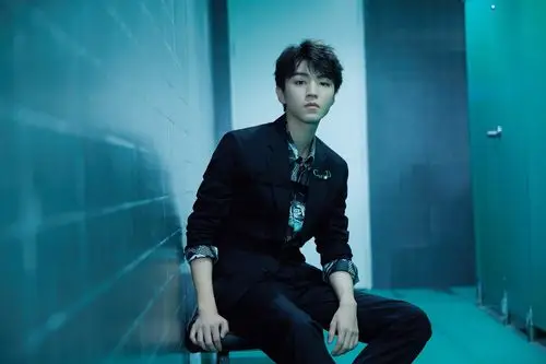 王俊凯周年演唱会唱跳solo 展露舞台王者风范