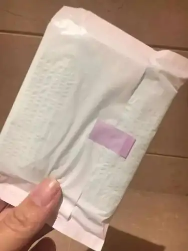 5分钟就在厕所中拿到了工作人员送来的卫生巾.