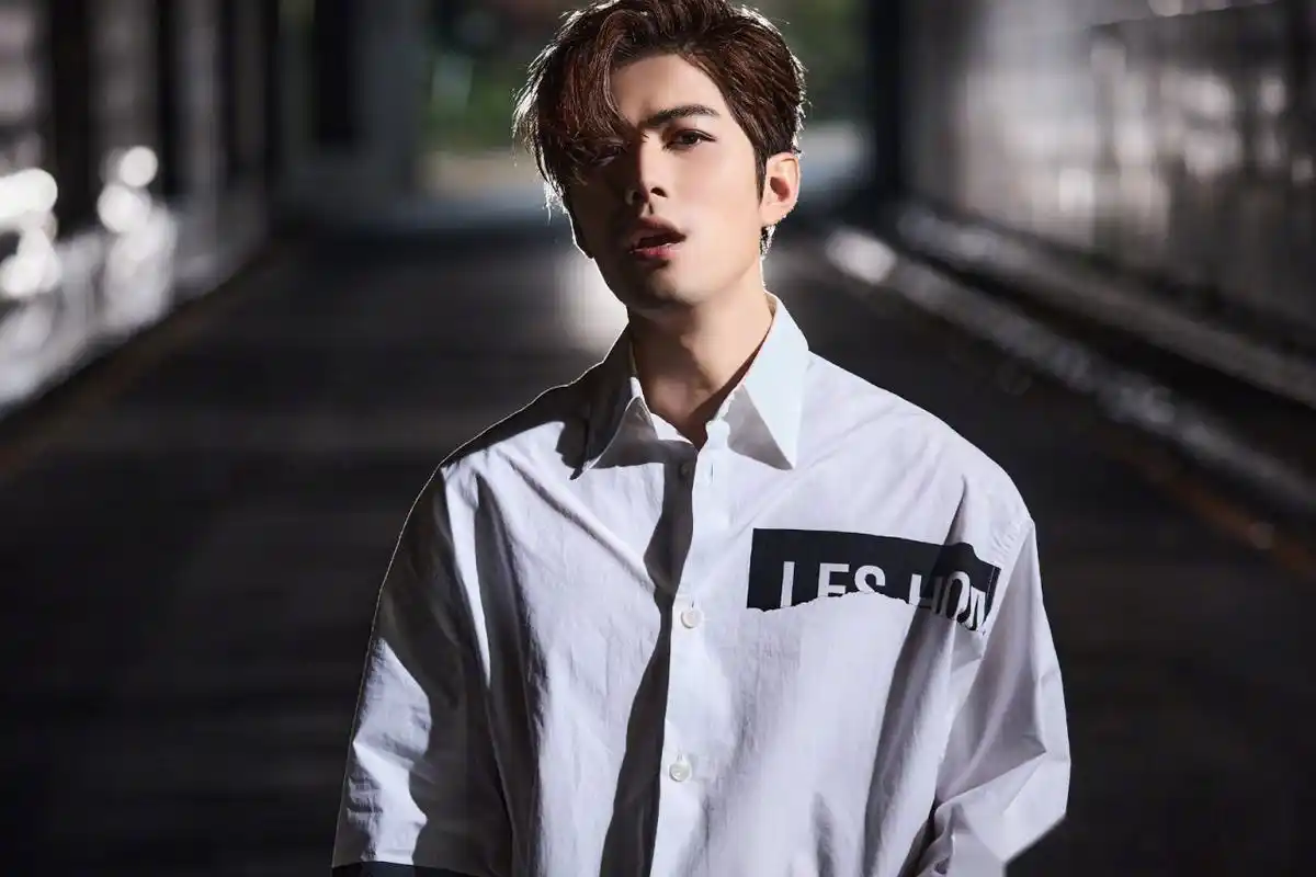 昨日李佳琦直播放陈学冬新歌,首波主打《孤独学》mv播放量破亿,成功出