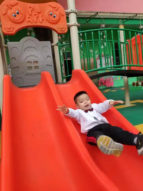 开心时刻,宝宝们的最爱"滑滑梯"