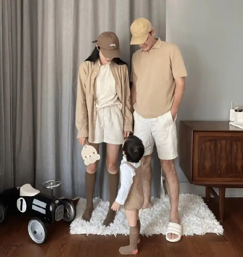 李光洁晒全家福一家三口穿亲子装放风筝小10岁娇妻大长腿抢镜