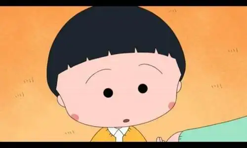 女儿刚满2岁,脸还是肉嘟嘟的,留着二次元的齐刘海,有一点像樱桃小丸子